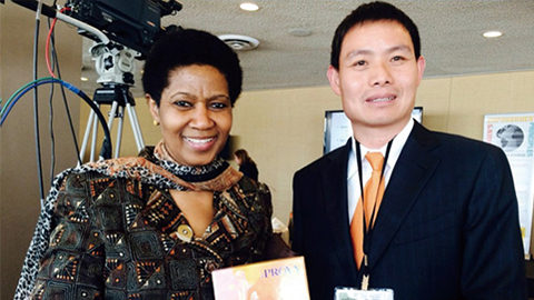 凯发k8尊贵定制礼 敬赠南非首位女性副总统